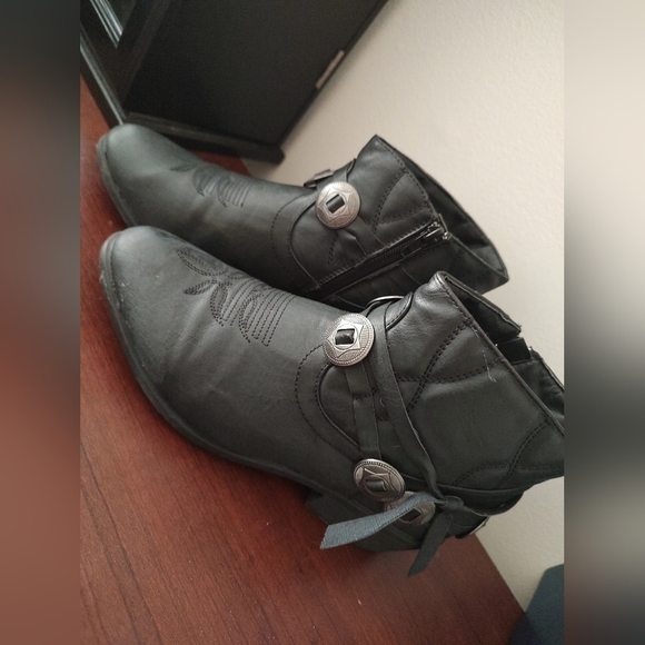 RUE 21 Etc Black Western Style Ankle Boots with Silver Details Size L (8/9) - Picture 2 of 5